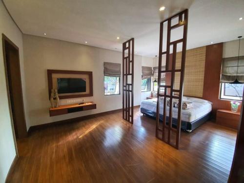 a bedroom with two bunk beds in a room at Villa Little Ubud in Gadok 1