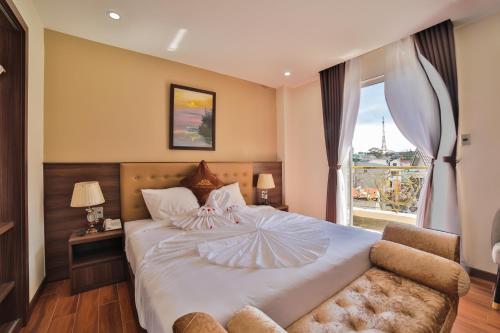 Giường trong phòng chung tại Dalat Paradise Hotel