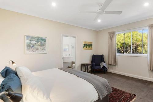 Un dormitorio con una cama grande y una ventana en Ocean Blue Escape - Beachside Living & Granny Flat en Bellambi