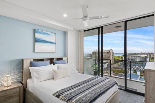 Postel nebo postele na pokoji v ubytování City Beach Escape - Wollongong Waterside Serenity