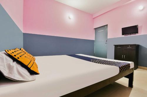 เตียงในห้องที่ SPOT ON Hotel Harsh