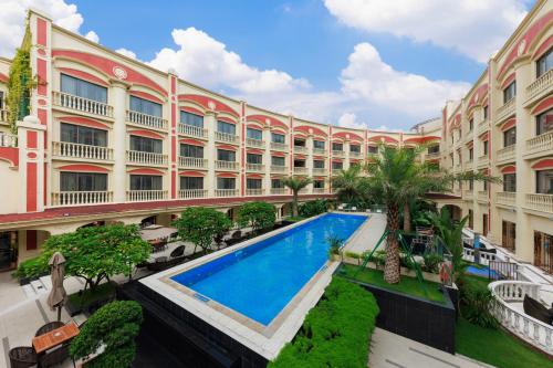 an apartment building with a swimming pool in the courtyard at WYNDHAM Foshan shunde in Shunde
