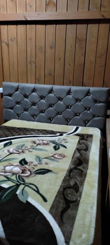 ein Bett mit einer Decke darüber in der Unterkunft Chácara Monte Cristo in Aguas Mornas