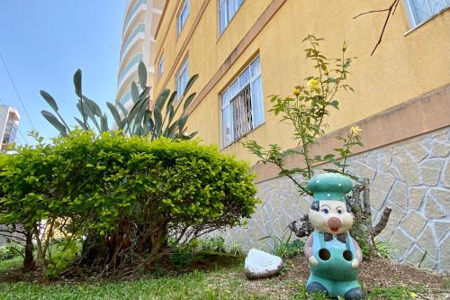 a statue of a snowman in front of a building at Loft lindo e aconchegante no centro de Teresópolis in Teresópolis