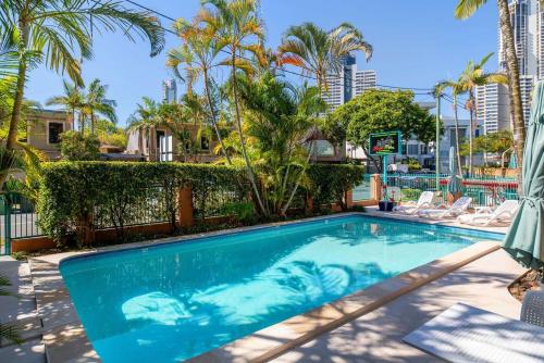 Bazén v ubytování Karana Palms Resort nebo v jeho okolí