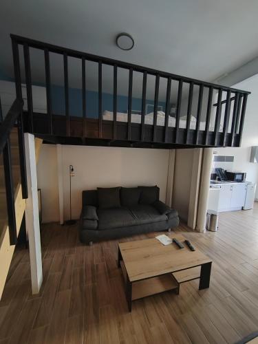- un salon avec un canapé et une mezzanine dans l'établissement Bel appartement, à Nîmes