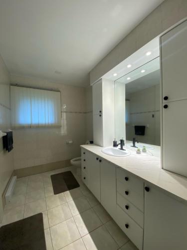 ein Bad mit einem Waschbecken und einem Spiegel in der Unterkunft Private Room Lakeview House- Westmount in Moncton