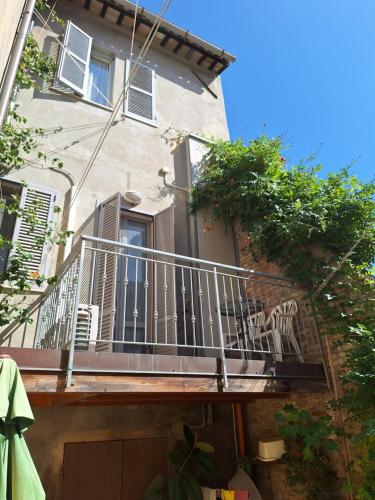 un edificio de apartamentos con balcón con barandilla en Pigiotto, en Pesaro