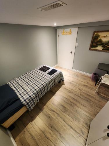 多倫多的住宿－Heart of Toronto Home，一间卧室配有一张带 ⁇ 子毯子的床