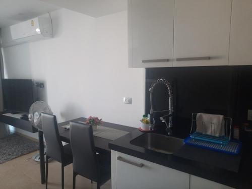 A kitchen or kitchenette at Central Pattaya Apartments