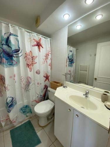 a bathroom with a sink and a toilet and a mirror at Departamento Papudo Condominio Punta Fundadores in Papudo
