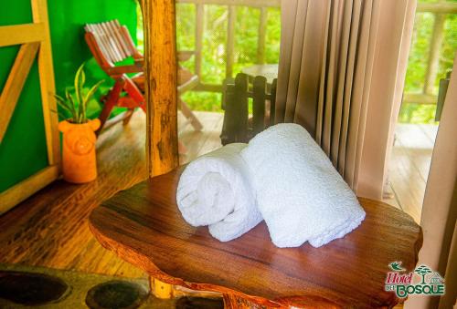 un asciugamano su un tavolo di legno in una stanza di Hotel del Bosque a Río Cuarto