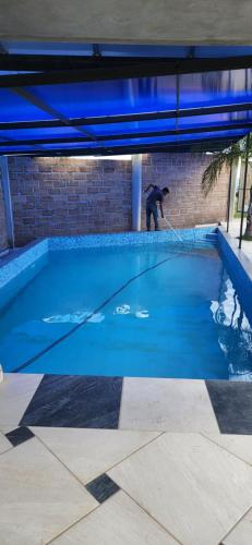 un uomo con un tubo in piscina di La constancia San Baltazar Torija a Puebla