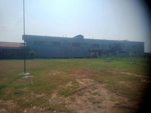 um grande edifício com um grande campo de relva em Lakshya Resort em Dīgod