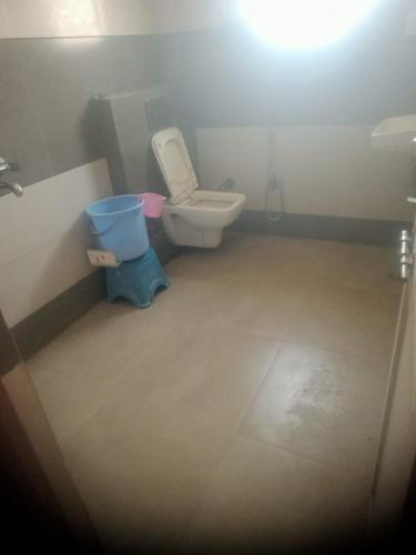 uma casa de banho com um WC e uma lata de lixo em Lakshya Resort em Dīgod