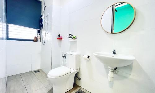 La salle de bains est pourvue d'un lavabo, de toilettes et d'un miroir. dans l'établissement Core Soho Designer Suite @ KLIA, à Sepang