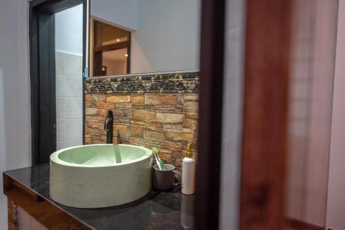 y baño con una bañera grande en una encimera. en Asri BALI SANUR Premier Suites, en Sanur
