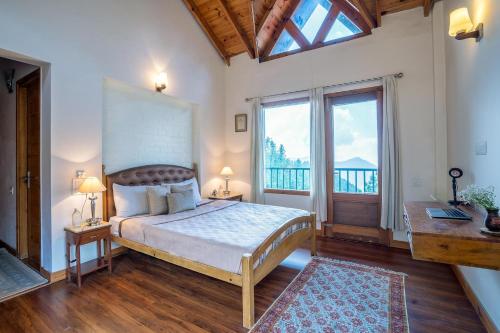 - une chambre avec un lit et une grande fenêtre dans l'établissement StayVista at Under The Pines, à Shimla