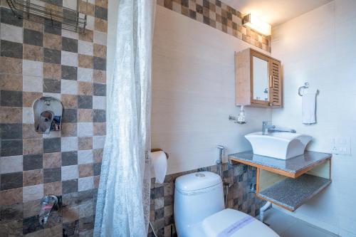ein Bad mit einem WC und einem Waschbecken in der Unterkunft StayVista at Under The Pines in Shimla