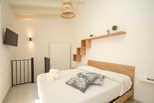 een slaapkamer met een groot bed in een kamer bij Casuzza bedda in Casteldaccia