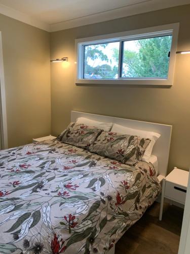 um quarto com uma cama e uma janela em The Yarra Valley Couple Escape em Yarra Glen