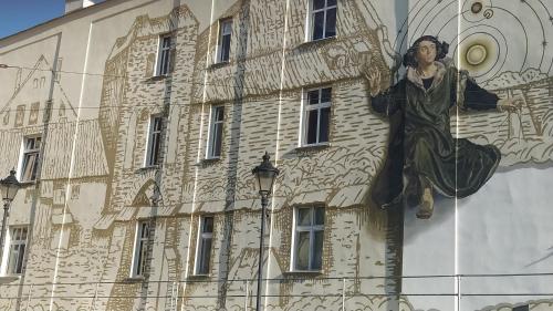 Eine Statue eines Mannes an der Seite eines Gebäudes. in der Unterkunft Hostel Staromiejski in Graudenz