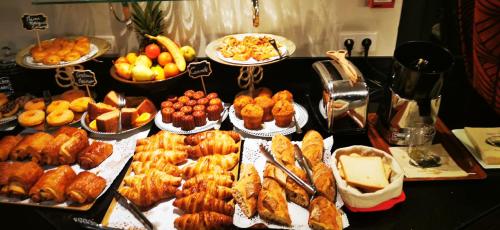 الطعام في الفندق أو بالجوار