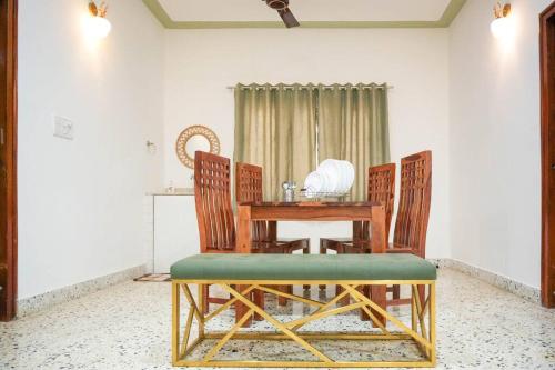 ein Esszimmer mit einem Tisch und 4 Stühlen in der Unterkunft Tourist Friendly Home -3BHK AC Near Birla Mandir, Hyderabad in Hyderabad