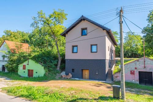 a white house and a green house at Náš Sklep in Brod nad Dyjí