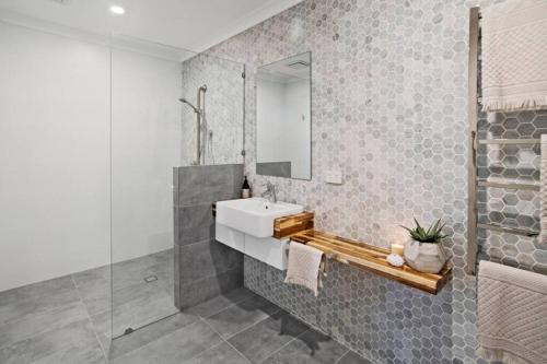 y baño con lavabo y espejo. en Willy Wagtail @ Cape Villas, en Dunsborough