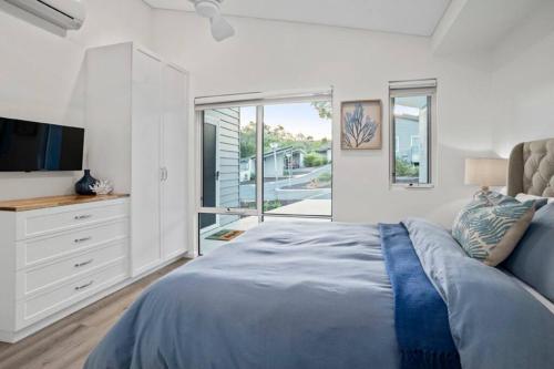 1 dormitorio con 1 cama y vestidor con TV en Willy Wagtail @ Cape Villas, en Dunsborough