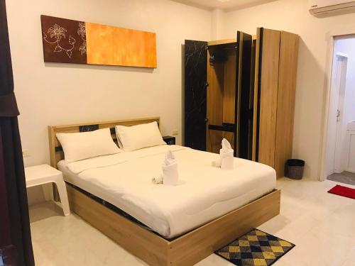 Łóżko lub łóżka w pokoju w obiekcie M&N Guesthouse Kata