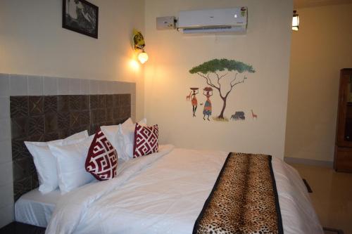 Ένα ή περισσότερα κρεβάτια σε δωμάτιο στο Rann Meadows Ranthambhore