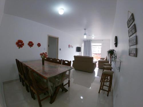 sala de estar con mesa y sofá en Sala e 3 quartos simples e econômico p/ 7 pessoas, en Cabo Frío