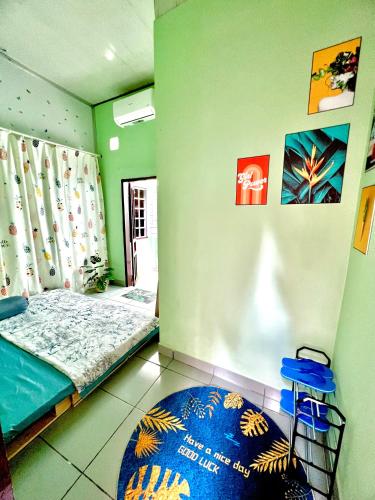 a room with a bed and a table in it at Homestay YẾN HÒA in Ấp Bình Hưng