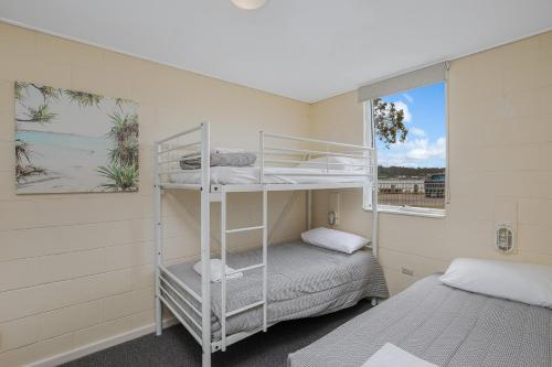 Una cama o camas en una habitación de Fishpen Holiday Apartments