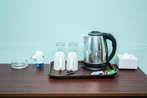 Příslušenství pro přípravu čaje a kávy v ubytování Yaksa Hotel Pvt. Ltd.