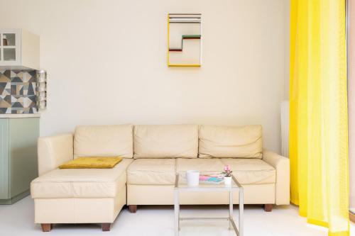 uma sala de estar com um sofá e uma mesa em Mondrian Cracow - 2 Bedroom Apartment for Home Office by Renters em Cracóvia