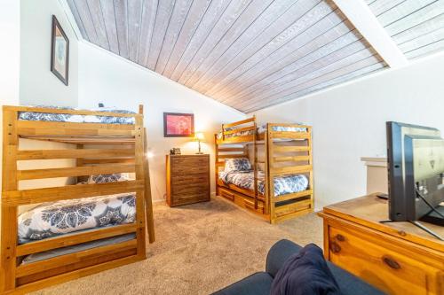 Ліжко або ліжка в номері #317 - Ski-In Ski-Out Pet-Friendly Condo with Spa, Sauna, Gym, Pool
