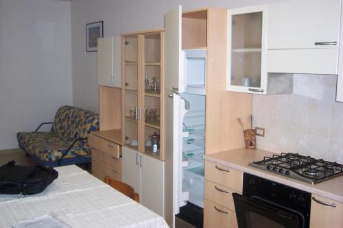 una piccola cucina con frigorifero e piano cottura di Suite Apartments a Cervia