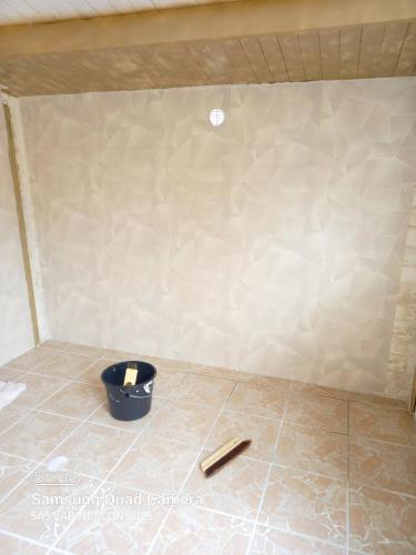 een kamer met een muur met een verfborstel op de vloer bij CABANE COSY in Revest-du-Bion