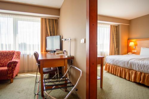 VILNIUS PARK PLAZA HOTEL, Restaurant & Terrace, Panorama Bar, Conference & Banquet Centerにあるベッド