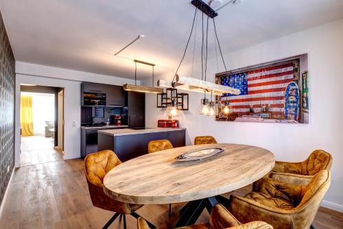 una cucina e una sala da pranzo con tavolo e sedie in legno di Vendum Living a Essen
