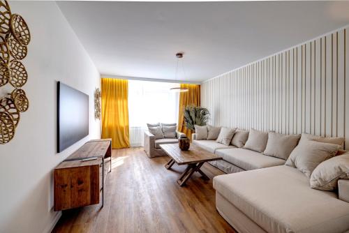 un soggiorno con divano e TV di Vendum Living a Essen