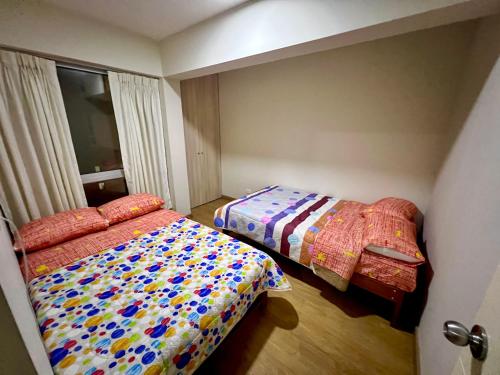 1 Schlafzimmer mit 2 Betten und einem Fenster in der Unterkunft Apartamento en Jesús María in Lima