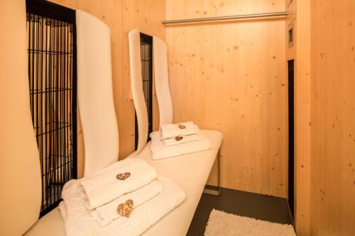 - Baño con 2 toallas y 2 espejos en Voppichlhof App Alpenrose, en San Giacomo