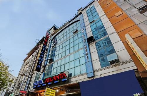 un bâtiment avec un panneau sur son côté dans l'établissement Staybook Hotel Atlanta New Delhi Train Station, à New Delhi