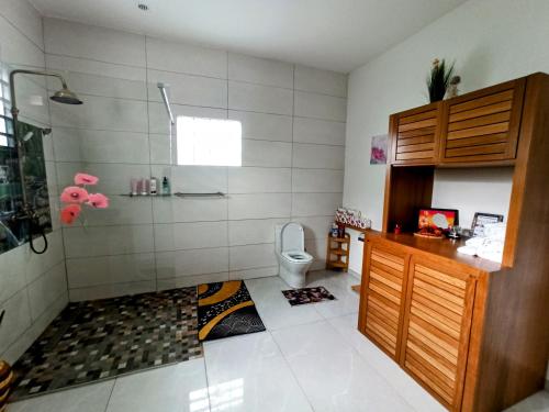 a bathroom with a shower and a toilet at Le Coin Zen in Ravine des Cabris