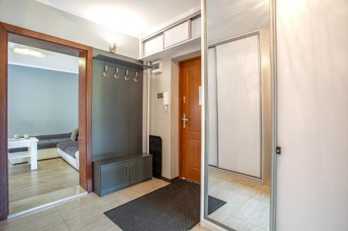 pasillo con puerta de cristal y sala de estar en Apart-Invest Apartament Paryski en Szklarska Poręba