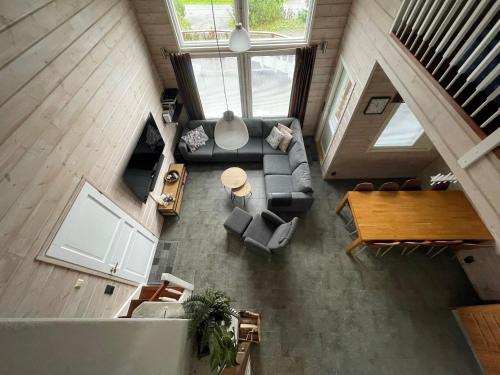 an overhead view of a living room with a couch and a table at Villa Peso2 - 12 henkilölle, HimosYkkösen alue in Jämsä